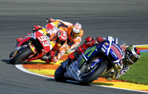 Pedrosa y Mrquez persiguen a Lorenzo en el Gran Premio de Valencia...