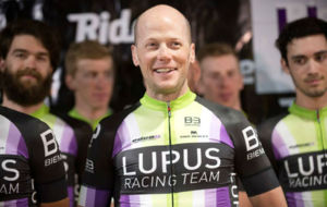 Chris Horner posa con los colores del Lupus Racing Team.