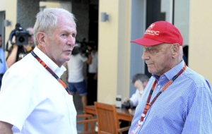Helmut Marko charla junto a Niki Lauda en el Gran Premio de Abu Dabi...