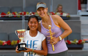 Marta Huqing posa con Mara Sharapova, campeonas ambas en 2014 del...