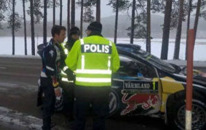 Ogier, en el momento de ser multado por la polica sueca.