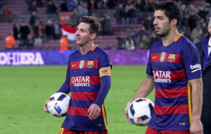 Messi y Luis Surez, con la publicidad de Qatar Airways en sus...
