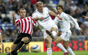 Zidane lucha por el baln en una jugada con el ex jugador del...