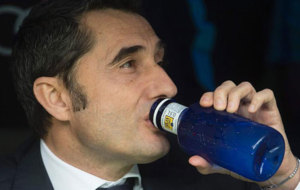 Valverde bebe agua en el banquillo del Santiago Bernabu,