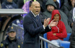 Zidane da nimos a sus jugadores en el partido contra el Athletic.