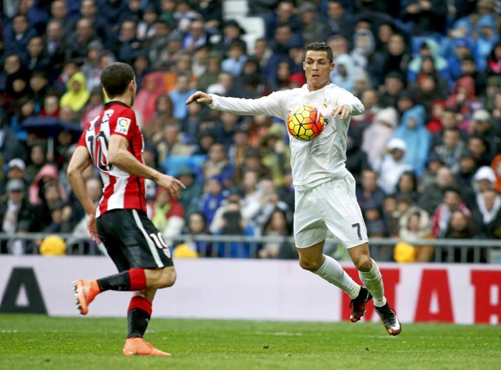 Ronaldo controla la bola con el pecho.