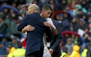 James y Zidane se funden en un abrazo en el cambio.