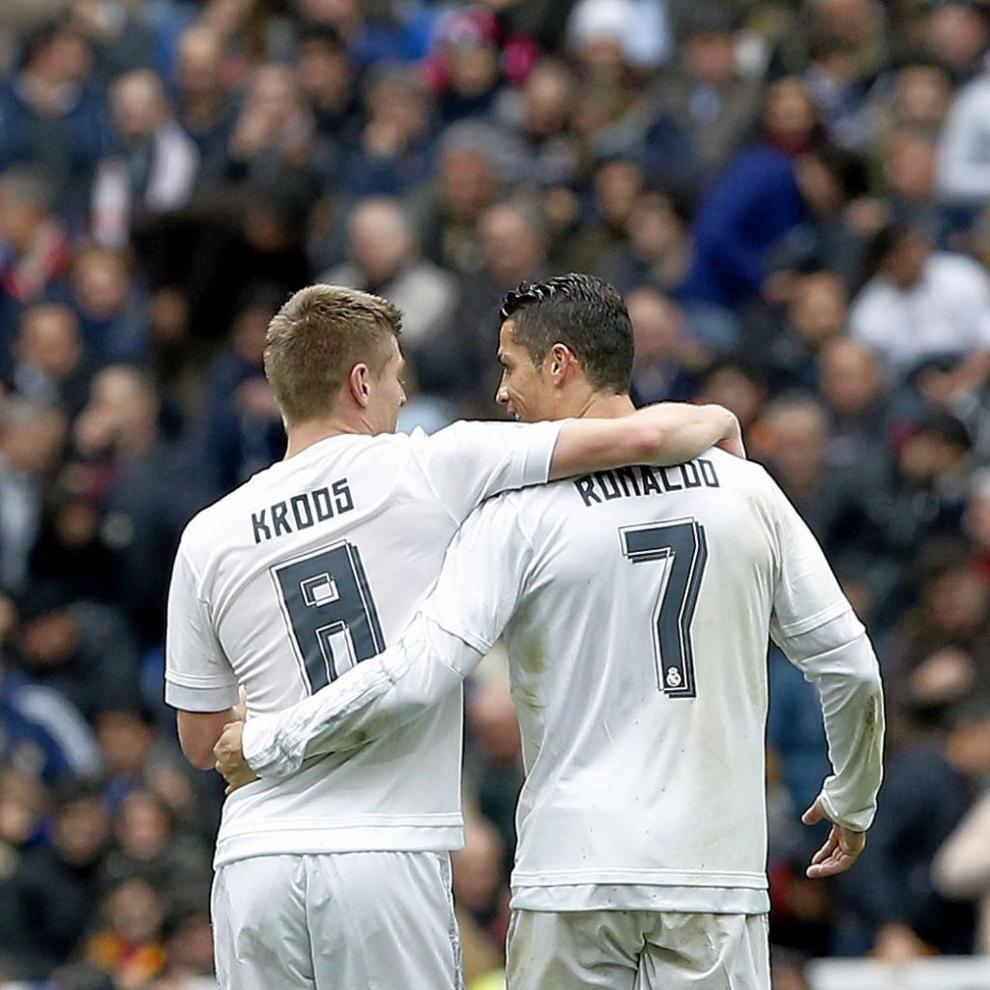 Ronaldo felicita a Kroos por el tanto conseguido.