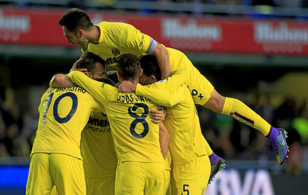 Los jugadores del Villarreal celebran el gol de Soldado
