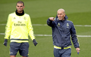 Pepe y Zidane, en un entrenamiento del Madrid.