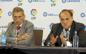 Carlos Mourio y Javier Tebas durante una reunin de la LFP.