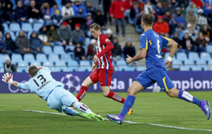 Torres remata a gol contra el Getafe.