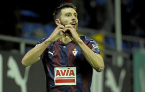 Borja Bastn celebra su gol haciendo un corazn con las manos.