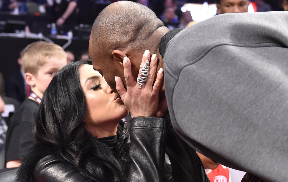 El beso entre Kobe y Vanessa Bryant antes del All Star.