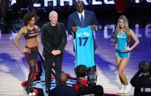 Michael Jordan recibiendo el testigo para el All Star de Charlotte en...