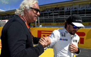 Flavio Briatore saluda a Fernando Alonso en el GP de Italia de 2015