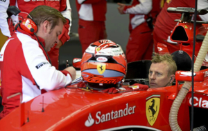 Kimi Raikkonen charla con su equipo en los test de Pirelli en el...