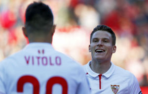 Gameiro celebra con Vitolo su gol a la UD Las Palmas.