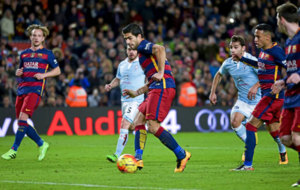 Surez procede a marcar tras el penalti indirecto de Messi.