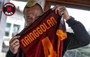 Nainggolan posa para MARCA con una camiseta de la Roma