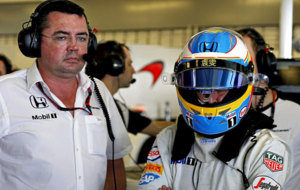 Eric Boullier y Fernando Alonso en el GP de Abu Dhabi de 2015.