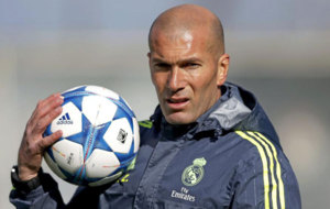 Zidane, en el entrenamiento con el baln de la Champions.