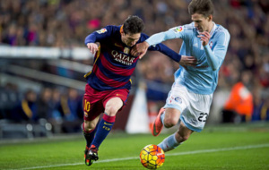 Se, disputa un baln con Messi el pasado domingo.