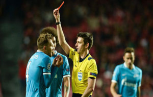 Criscito ve la tarjeta roja en el partido ante el Benfica.