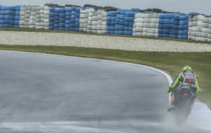 Valentino Rossi se aproxima a la curva Siberia, en Phillip Island