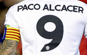 Paco Alccer, de espaldas, en el partido contra el Espayol.