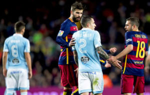 Hugo Mallo discute con Alba y Piqu tras el penalti de Messi.