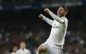 Sergio Ramos celebra un gol en un partido con el Real Madrid.