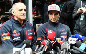 Franz Tost y Carlos Sainz, durante el GP de Rusia de 2015.