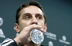 Gary Neville (40) bebe agua durante la rueda de Prensa.