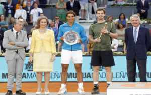 Andy Murray y Rafa Nadal, finalista del Mutua Madrid Open 2015, posan...