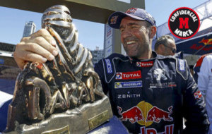 Peterhansel, con el trofeo de su ltimo Dakar.