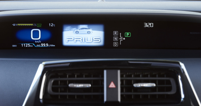 El Prius IV se mantiene fiel a la instrumentacin digital central.
