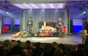Ricciardo y Kvyat junto al nuevo Red Bull RB12