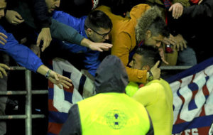 Camarasa (21) se abraza a hinchas del Levante tras el choque de...