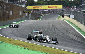 Nico Rosberg, delante de Lewis Hamilton en el Gran Premio de Brasil de...