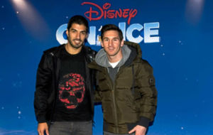Messi y Luis Surez posan en el photocall del espectculo.