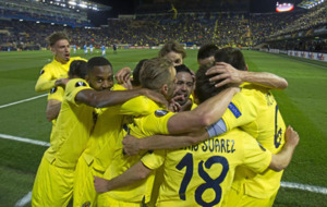Los jugadores amarillos celebran en pia el gol de Denis Surez