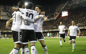 Los jugadores del Valencia se abrazan. Necesitaban una victoria...