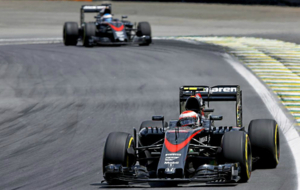 Jenson Button, delante de Fernando Alonso en el Gran premio de Brasil...