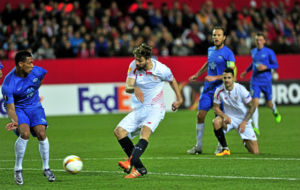 Fernando Llorente remata en la accin de su primer gol al Molde en el...