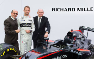 Richard Mille, Jenson Button y Ron Dennis posan junto a un McLaren...