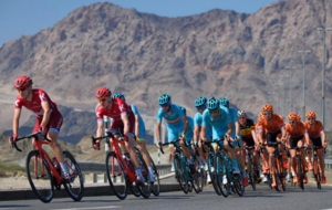 Nibali (centro) durante el Tour de Oman
