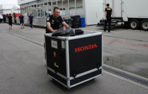 Mecnico de McLaren empujando un motor Honda en el G.P. de Estados...