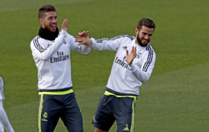 Sergio Ramos y Nacho bromean durante un entrenamiento del Real Madrid.