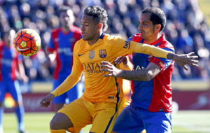 Neymar, disputando un baln con un jugador del Levante.